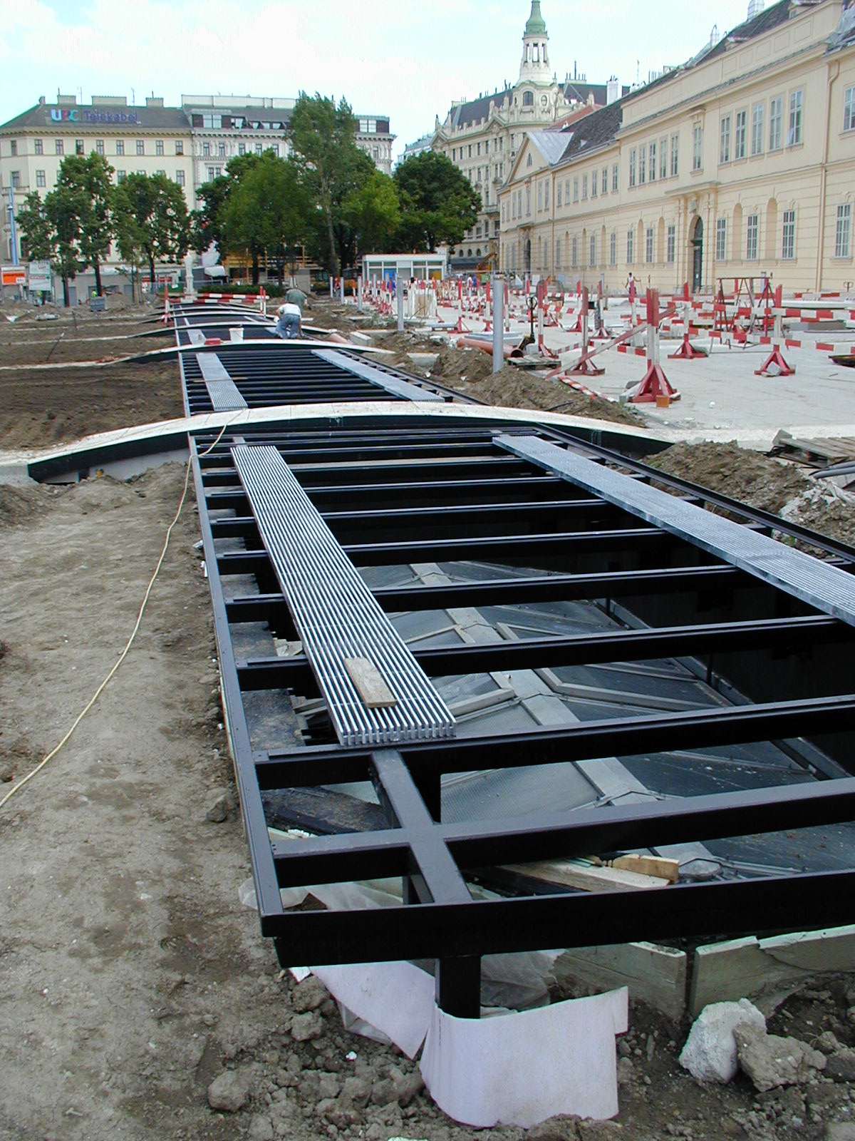 Brücke über Lichtschacht, MQ Vorplatz, Wien