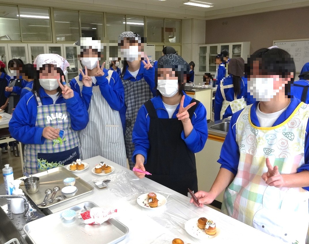 お菓子のデコレーション(3年生)