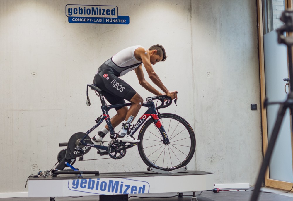 Tour- und Giro-Sieger Egan Bernal beim Bikefitting im concept-lab Münster (Foto: gebioMized)