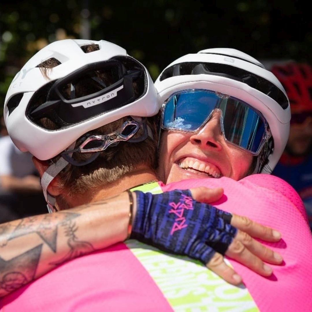 Tina Büttner und Jo Wagner im Ziel bei der Tour Transalp