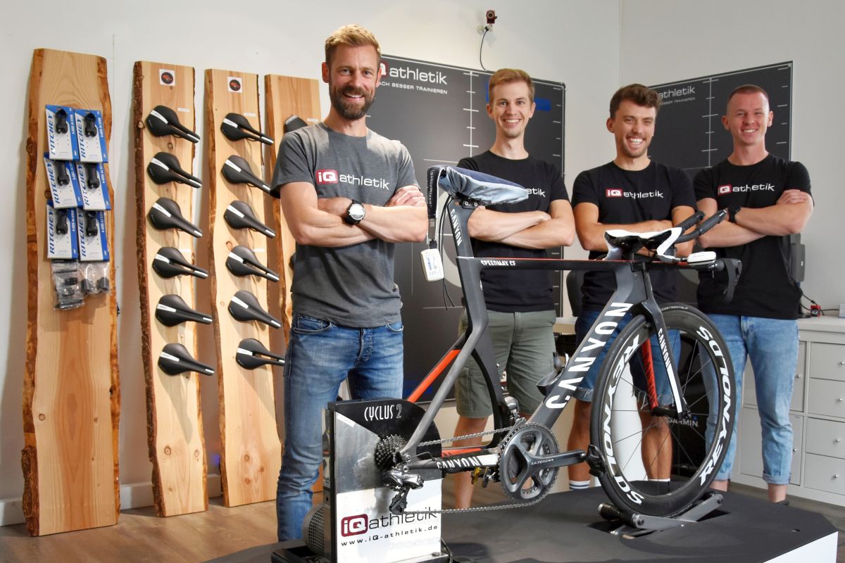 Freuen sich auf alle Radfahrer und Triathleten: die Bikefitter Sebastian Mühlenhoff, Till Drobisch, Tobias Ohlenschläger und Torben Müller