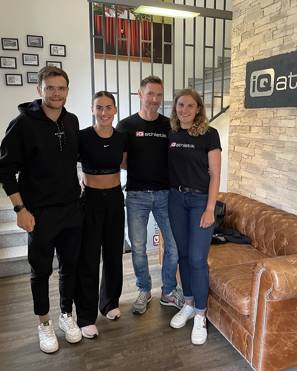 Tim Wenisch (Hyrox-Weltmeister), Zeliha Puls (Elite Hyrox-Athletin), Andreas Wagner (Mitbegründer iQ athletik), Hanna Hofstetter (iQ athletik Sportwissenschaftlerin)