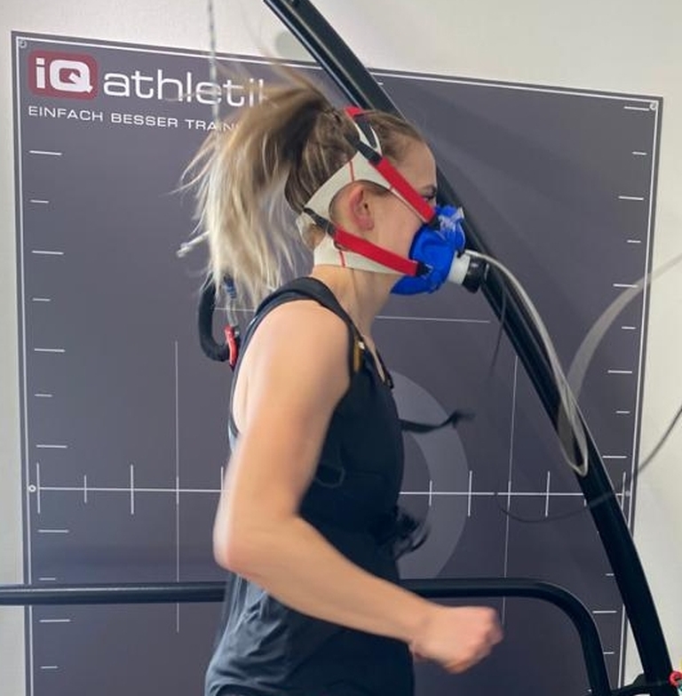 Mehrkämpferin Vanessa Grimm bei der Leistungsdiagnostik im Trainingsinstitut iQ athletik