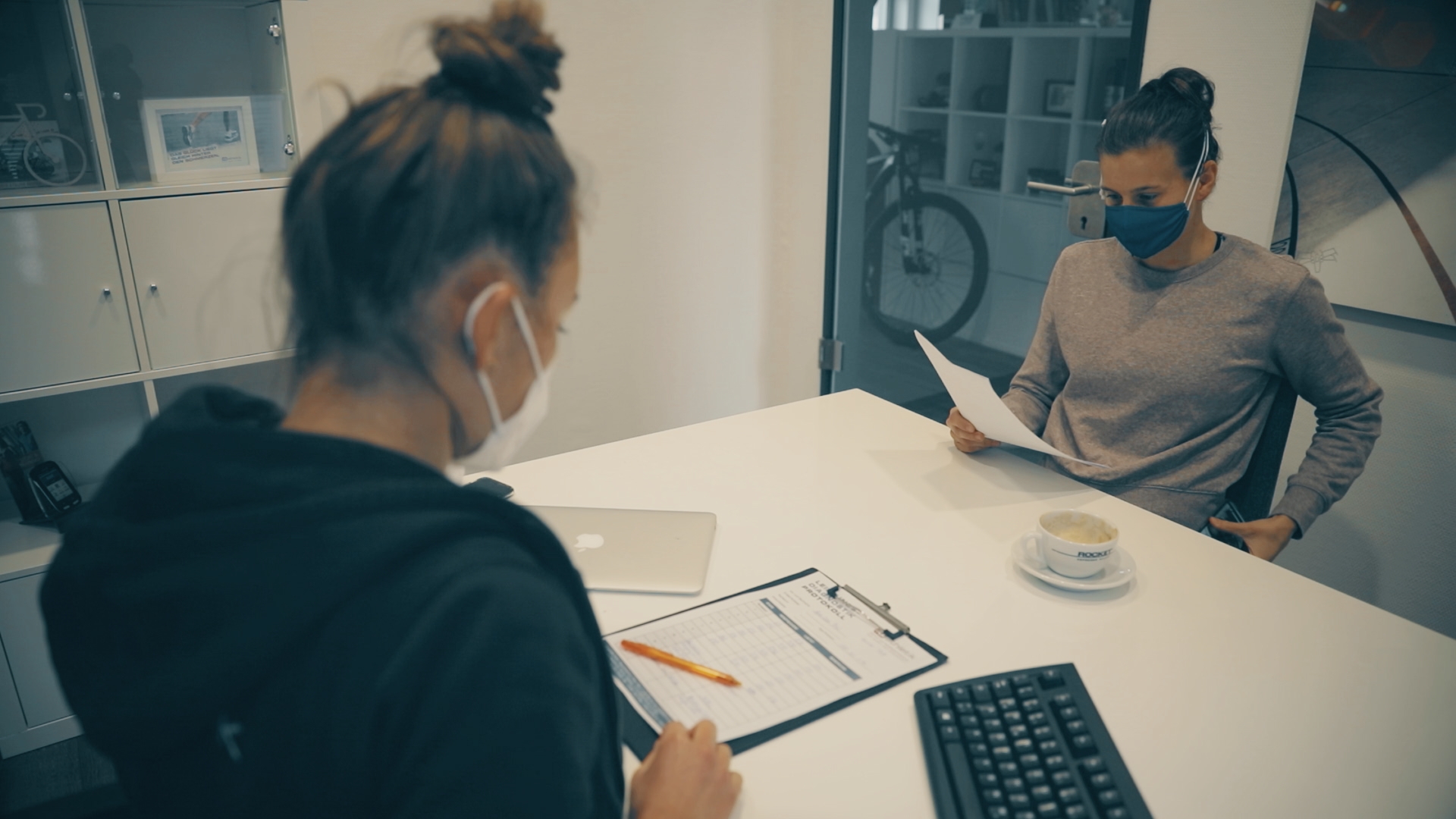 Besprechung der Ergebnisse mit ihrer Diagnostikerin und Trainerin Laura-Sophie Usinger (Foto: Onehandfilm)