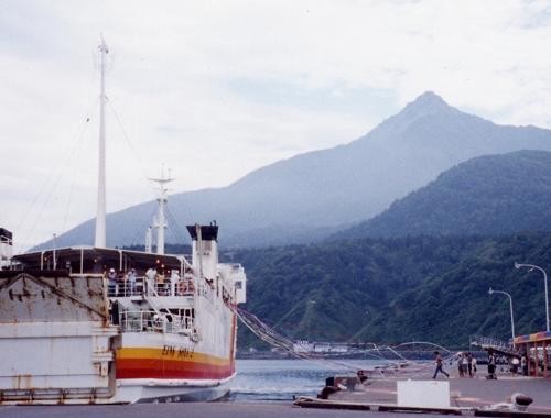 利尻島鴛泊フェリー埠頭（2001年8月）