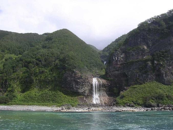 知床遊覧船よりカムイワッカの滝（2003年8月）