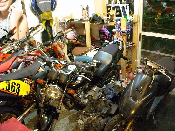 福岡市の出張修理のバイク屋店内