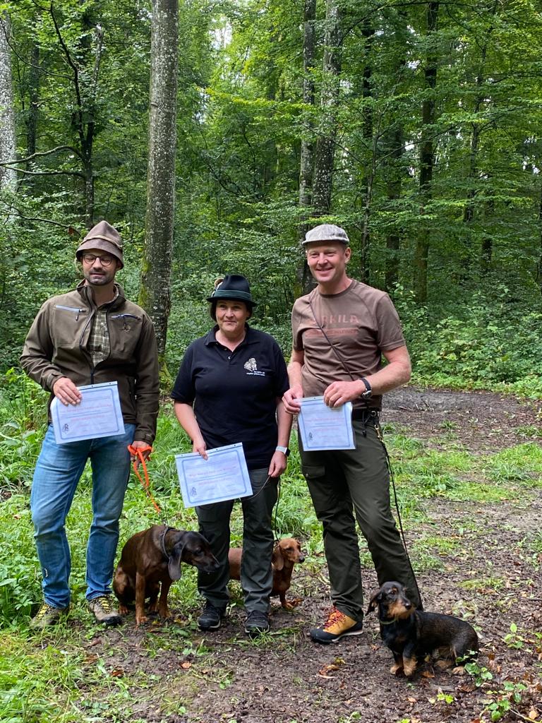 Ueli Nef und Birgitt Mat erhalten den begehrten Pin Erfolgreiches Jagdgespann P. Gerber für VP das Wildschwein