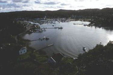 Henån liegt geschützt in einer Bucht an der Nordseite von Orust