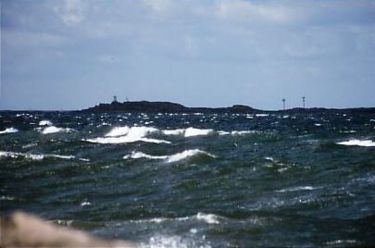 Starkwind aus dem offenen Kattegat hält mich für 3 Tage in Torekov fest. Im Bild die vorgelagerte Insel Hallands Väderö...