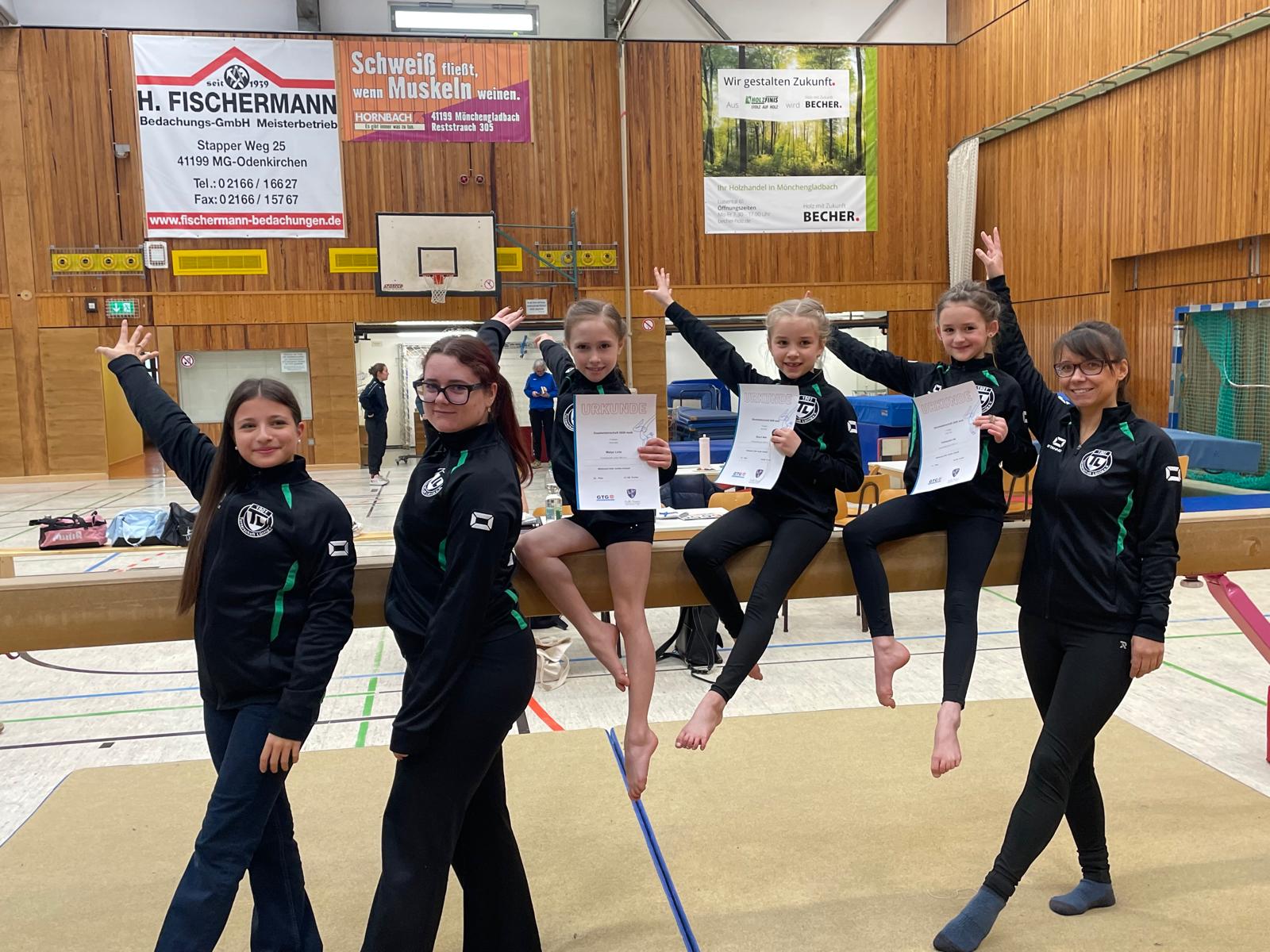 Jahrgang 2017/2018 (Livia, Nele, Ida) mit Trainerinnen (Giulia, Laura, Nadine)