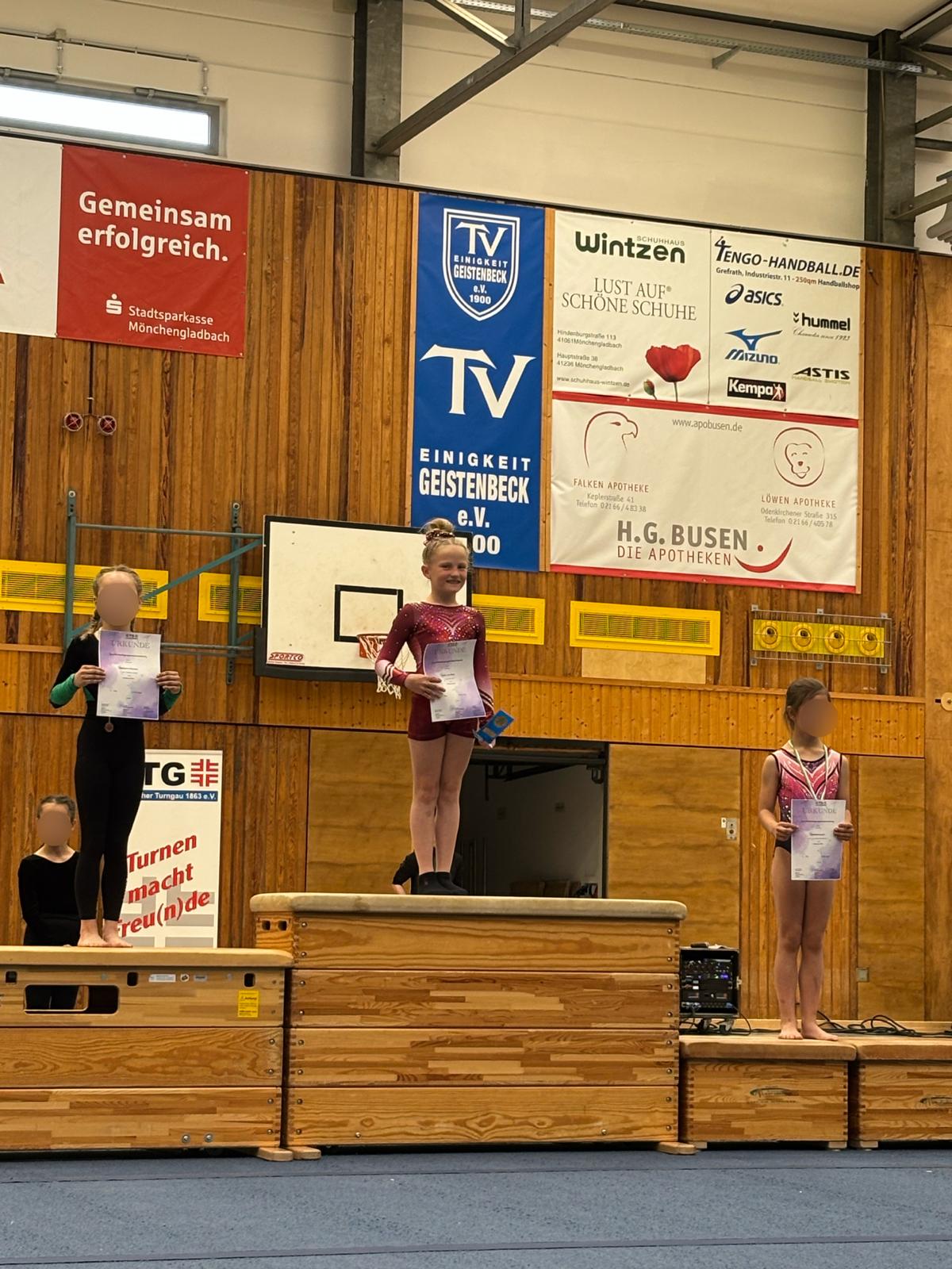 Cara auf dem Treppchen