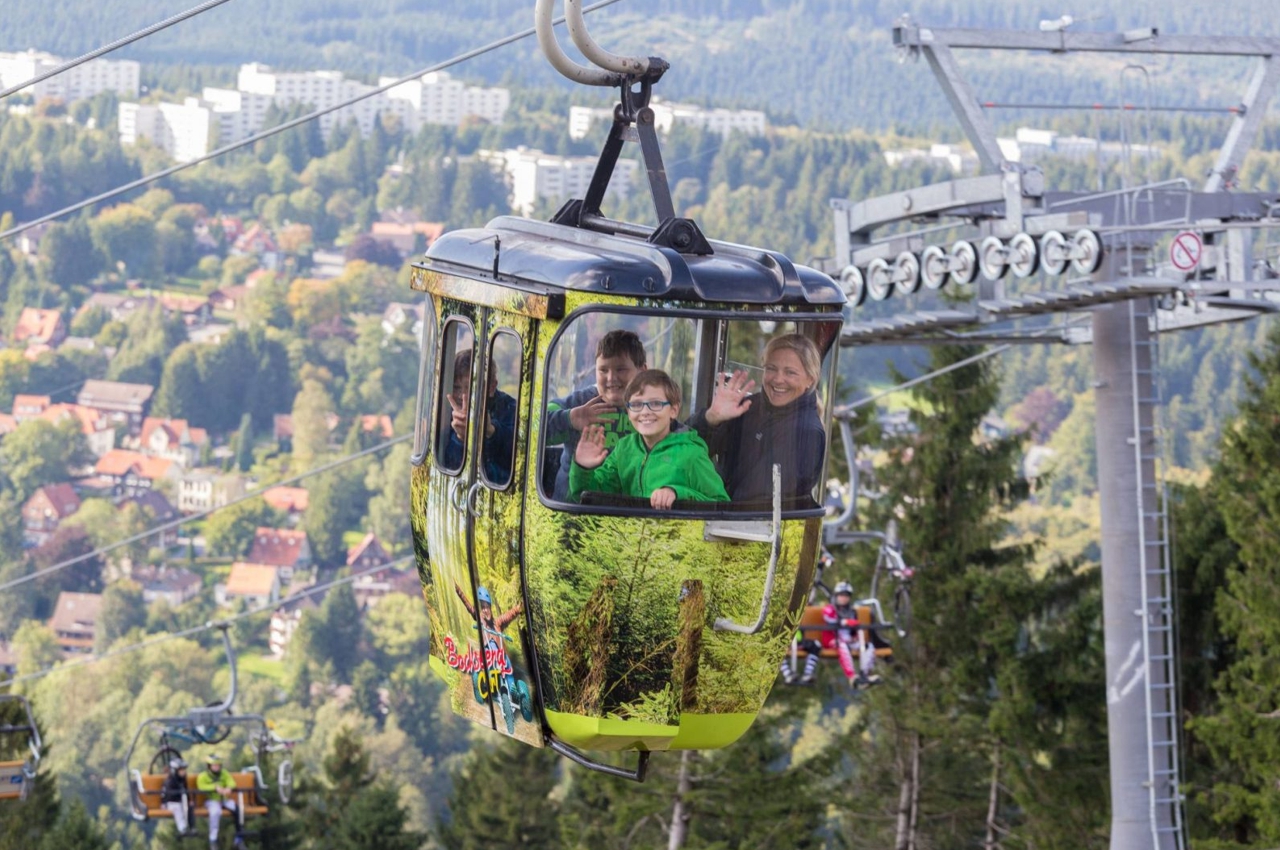 Die Seilbahn auf den Bocksberg (mit Sommerrodelbahn, Zipline, Reifenrutsche und anderen Aktivitäten) erreicht ihr in 2 Minuten zu Fuß.