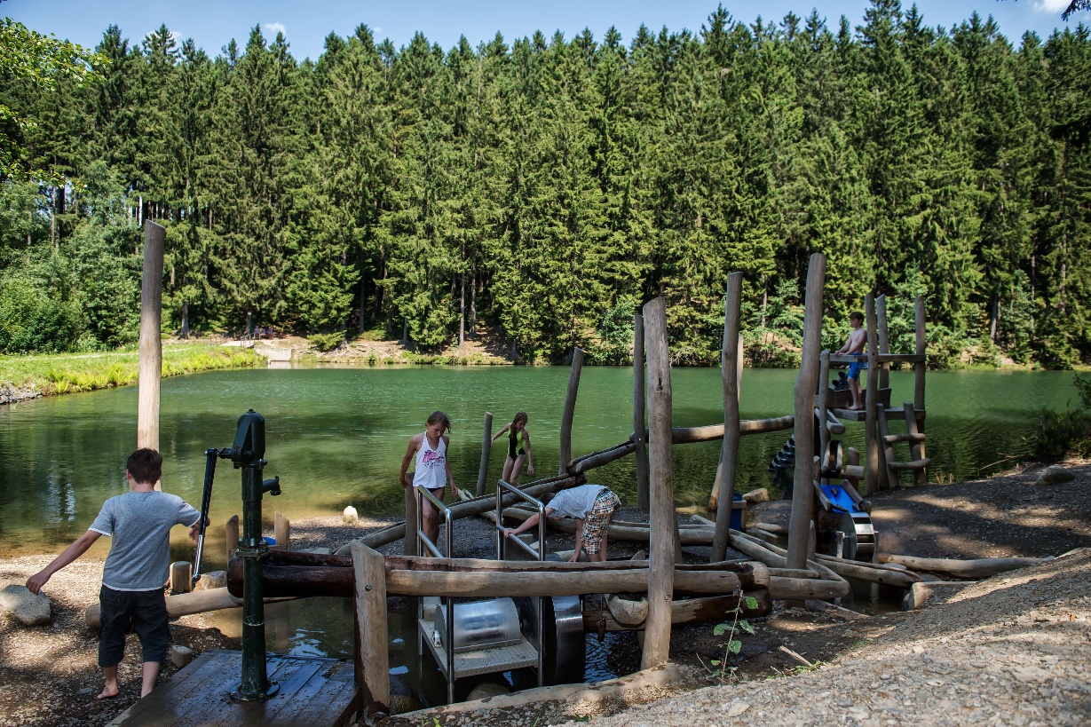 Fußläufig gibt es tolle Wanderrouten, wie den Liebesbankweg - super für Familien, mit tollen Stopps wie diesem Wasserspielplatz.