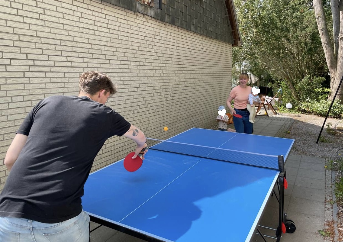 Wir haben eine Tischtennisplatte und natürlich auch ein paar Kellen und Bälle für euch da. 