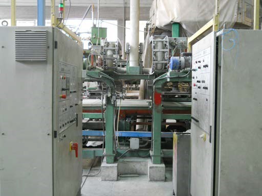 Pressa Longinotti K 805 - Quadri elettrici e in sfondo scaricatore fresco