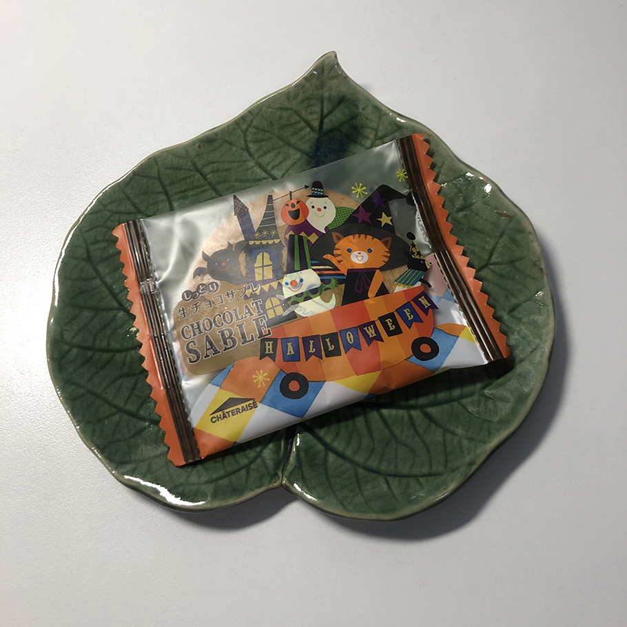 ”Trick or Treat”　「お菓子くれないと悪戯しちゃうぞ」　お化けが玄関で囁きます。
