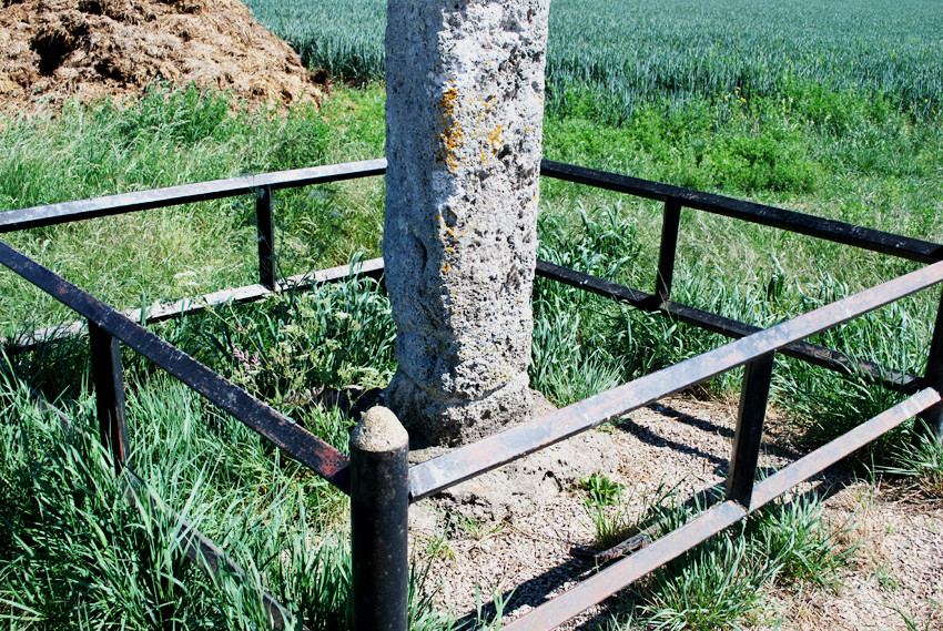 La croix en tuf de Fontaine-sur-Somme- socle