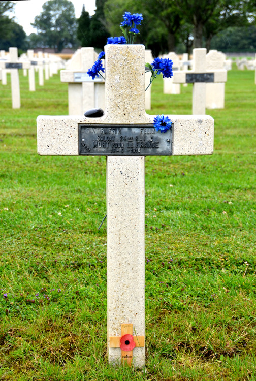 Au cimetière militaire français de Dompierre, une tombe française ornée de bleuets