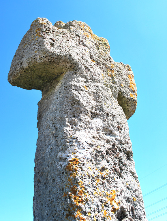 La croix en tuf de Fontaine-sur-Somme