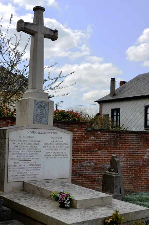 Warlus: la tombe de la famille du Maréchal Leclerc