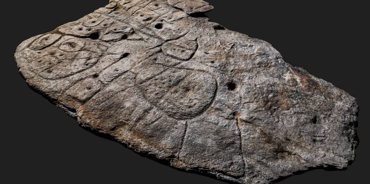 De stenen plaat die 4000 jaar geleden diende als 3D-kaart. Beeld: Denis Gliksman