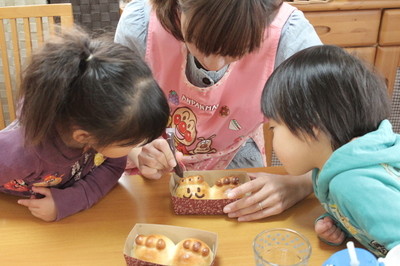 おいしくな～れ！ママのパンおいしいね