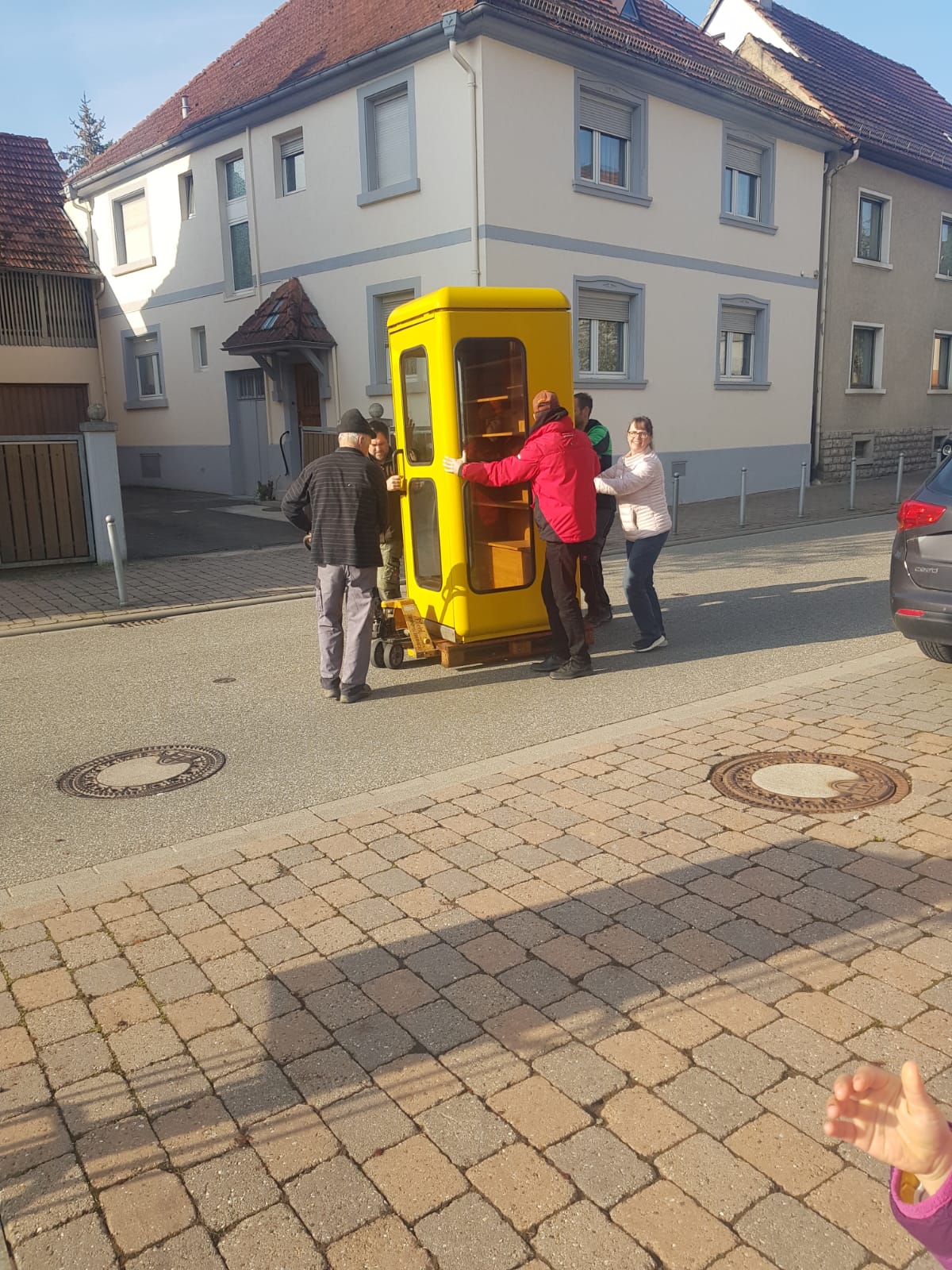 ... wir die Telefonzelle ...