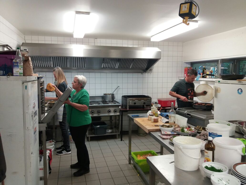 verlangt zahlreiche Mitstreiter......