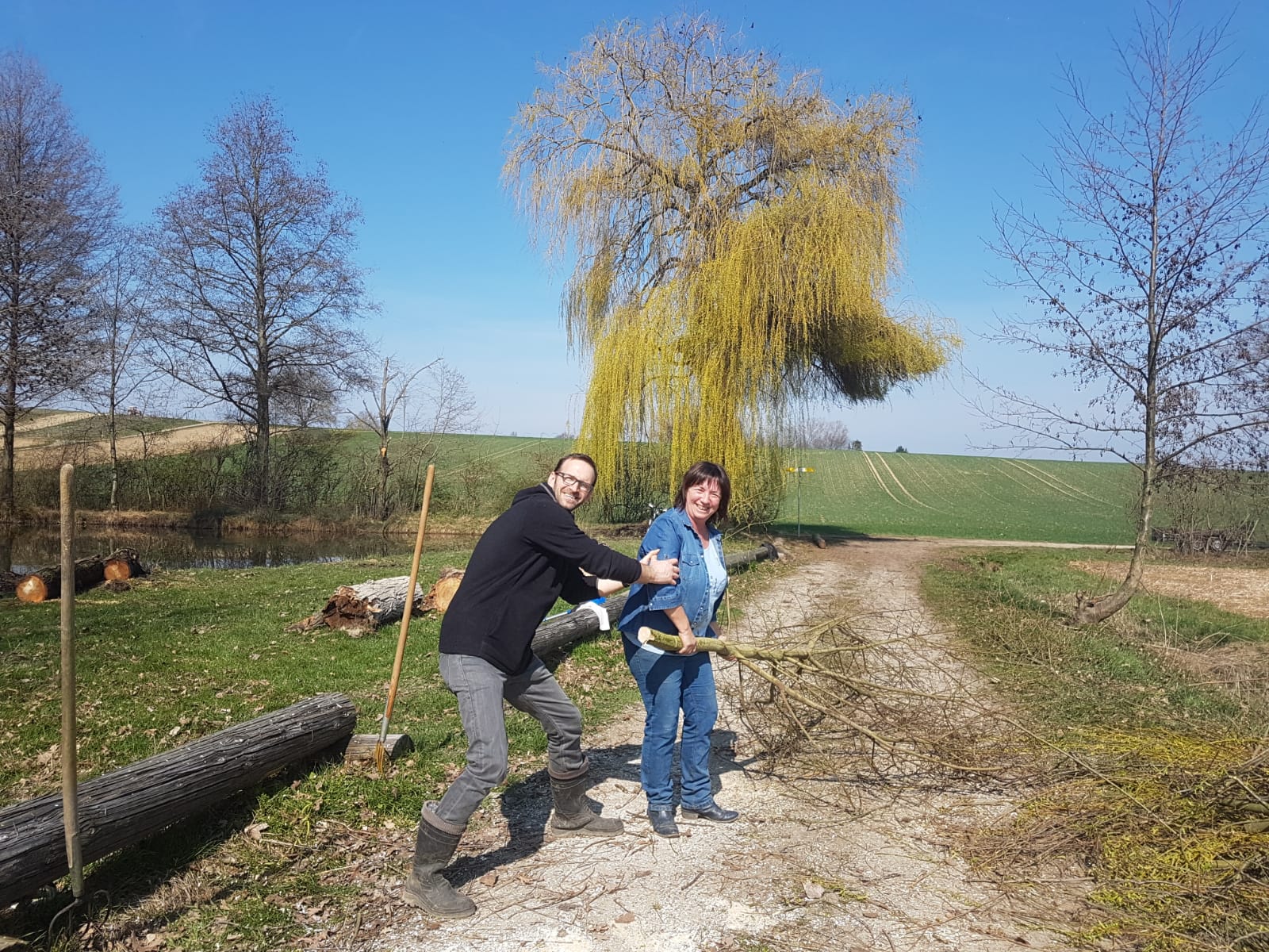 ... wer hilft hier wem ...