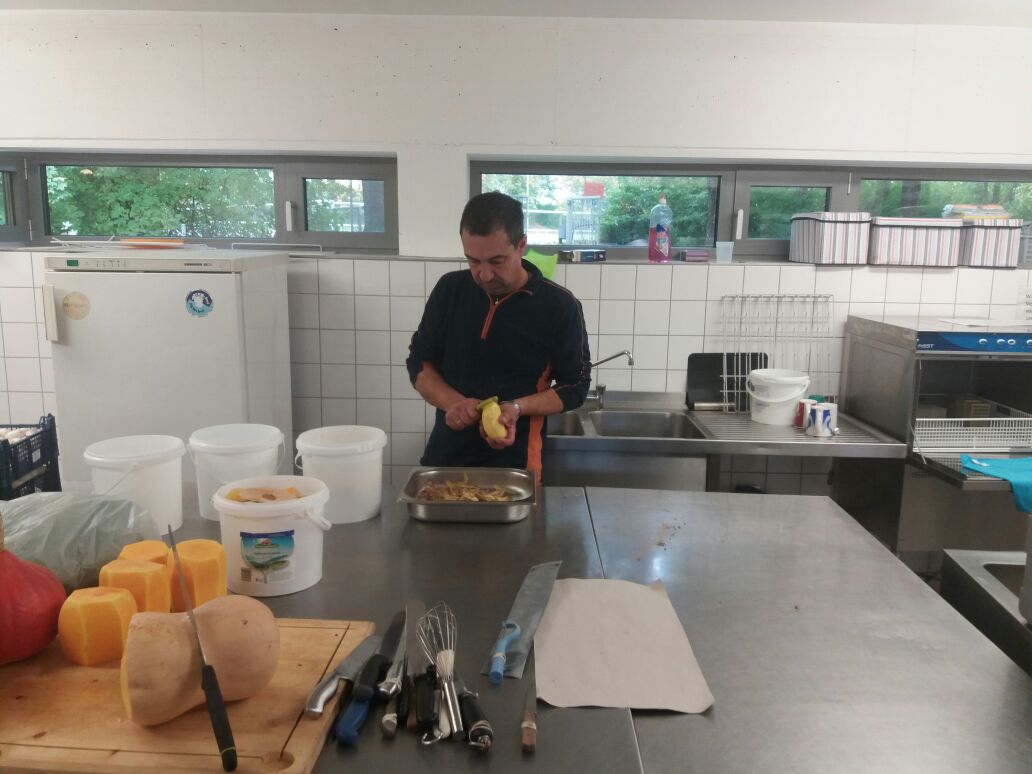 .... die Gemüse schälen, kochen, grillen....