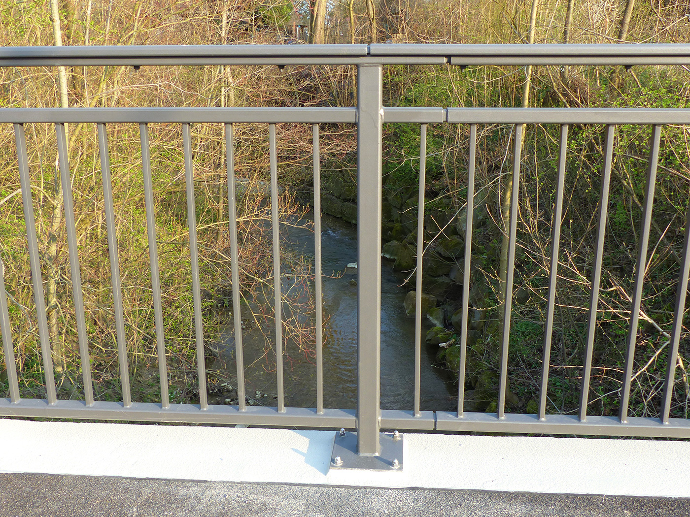 Brückengeländer nach den Richtlinien der Bundesanstalt für Straßenwesen ...