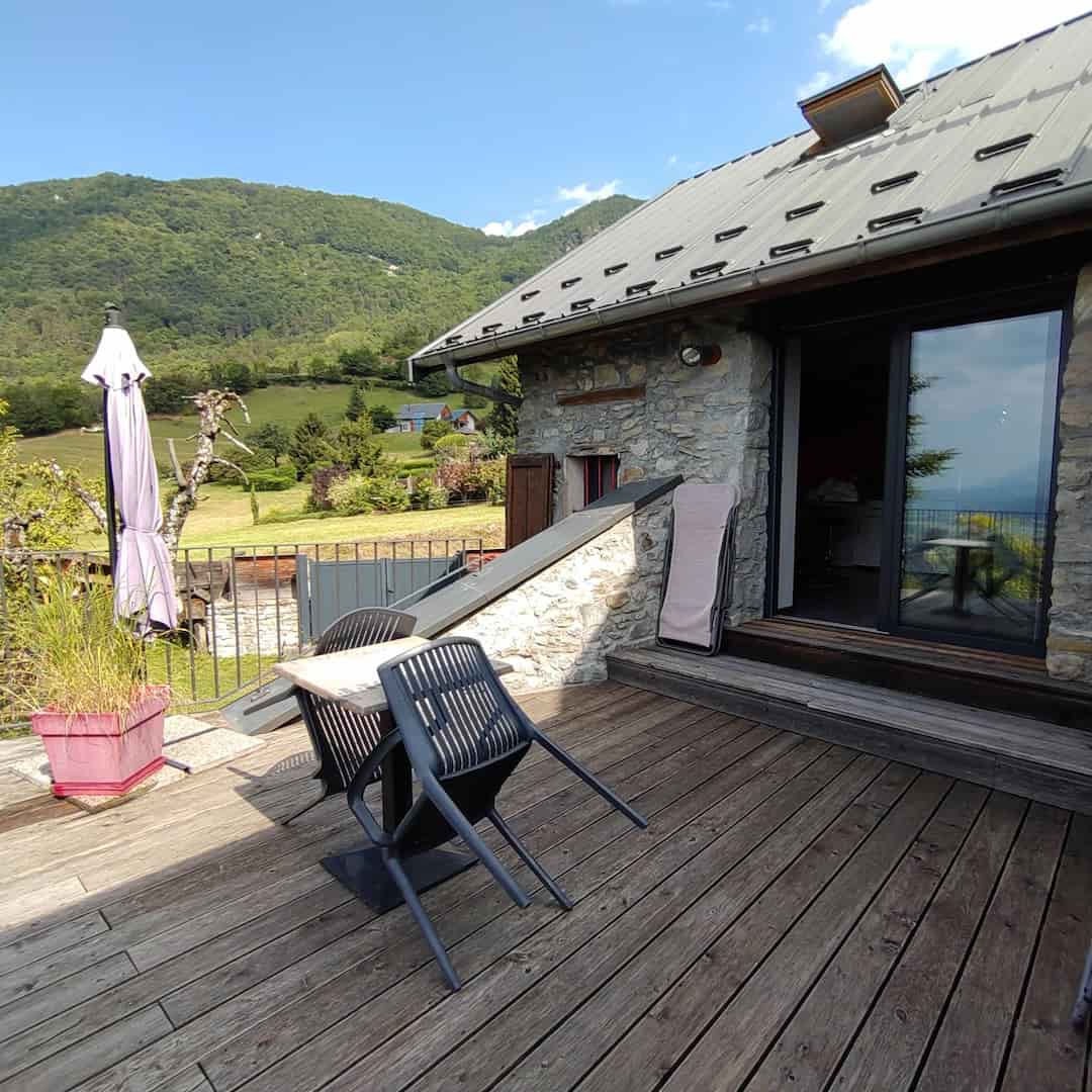 La vaste terrasse avec vue panoramique du gite 