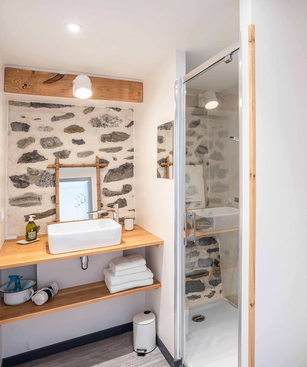 Salle de bain du pressoir murs pierres naturelles