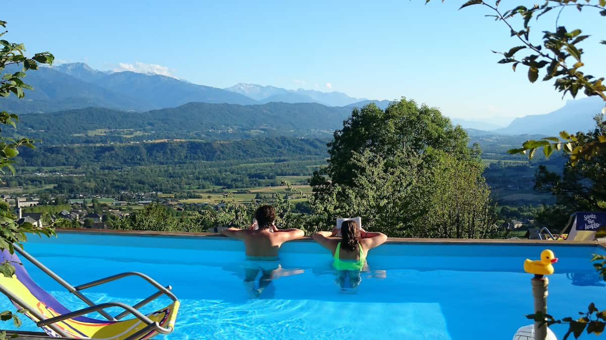 Pure moment de détente à la Piscine des 7 Sartots