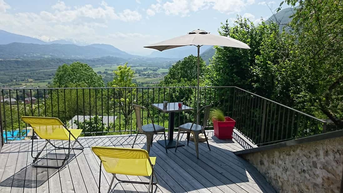 Vue montagnes de la terrasse de l'Ecurie à 
