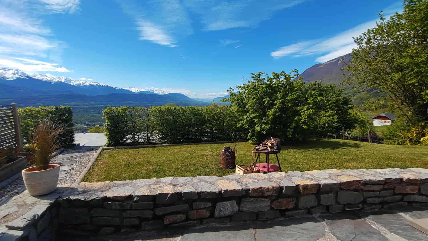 barbecue devant le pressoir avec vue montagnes 