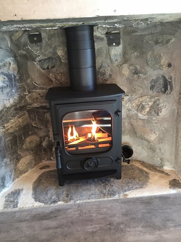 Moment cocooning avec le poêle du Gîte de l'Ecurie