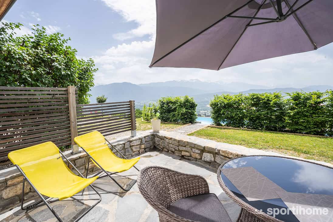 Terrasse du pressoir vue montagnes