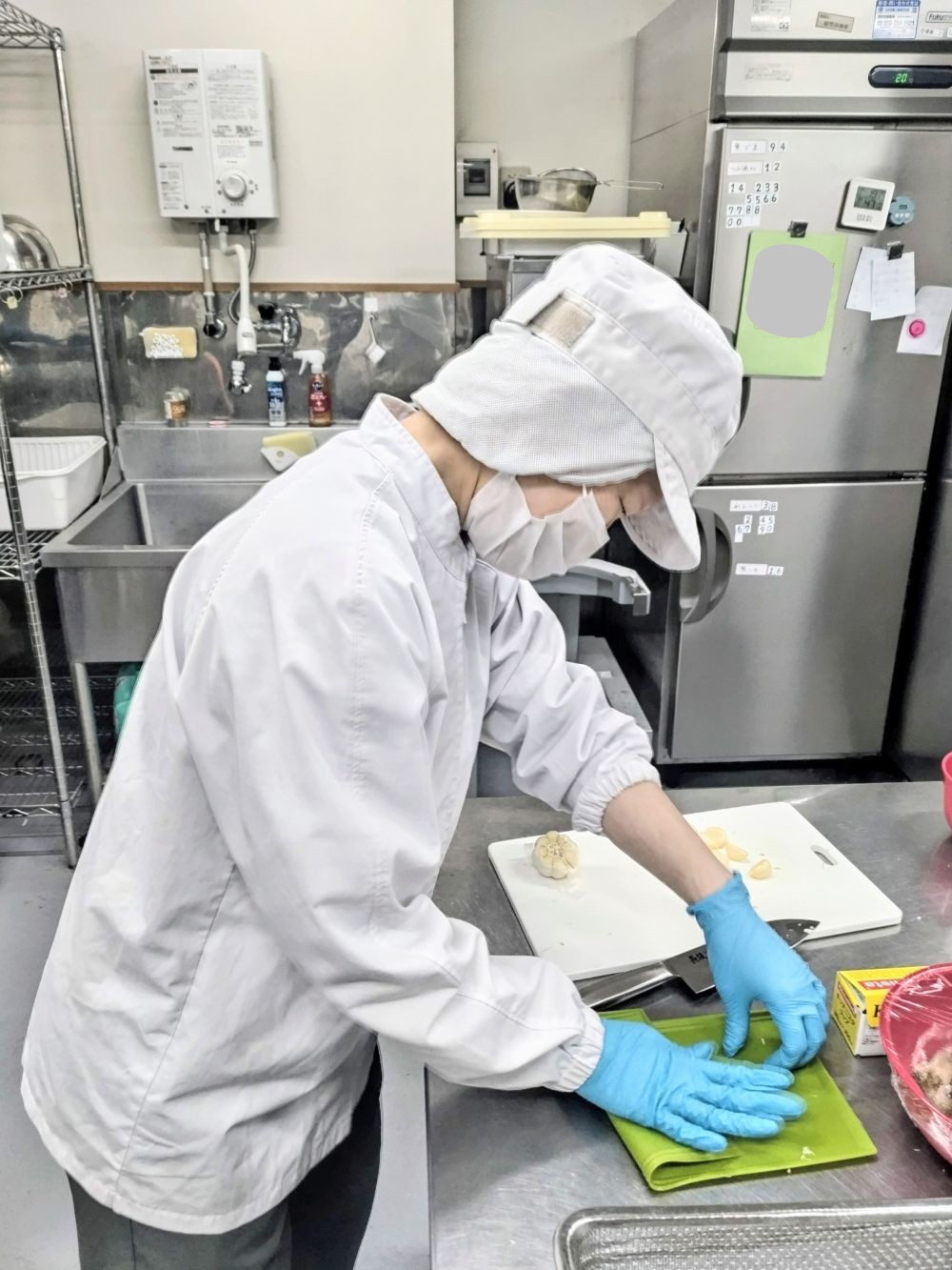製造部長の藤川さんが、にんにくの皮むきに挑戦しました！