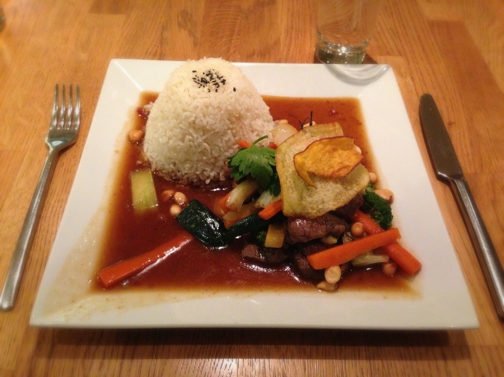 Rindfleisch im Wok gebraten mit asiatischem Gemüse und Reis