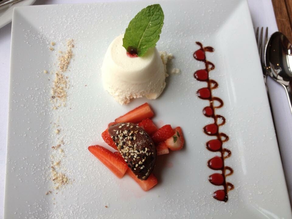 Panna Cota mit frischen Erdbeeren