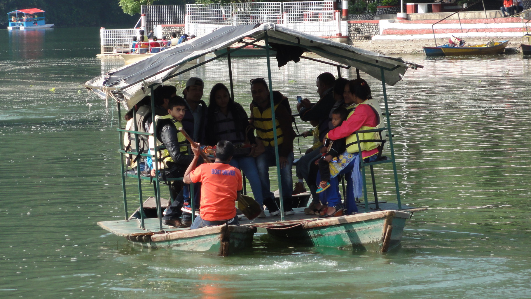 Am Phewasee bei Pokhara mal anders Boot fahren