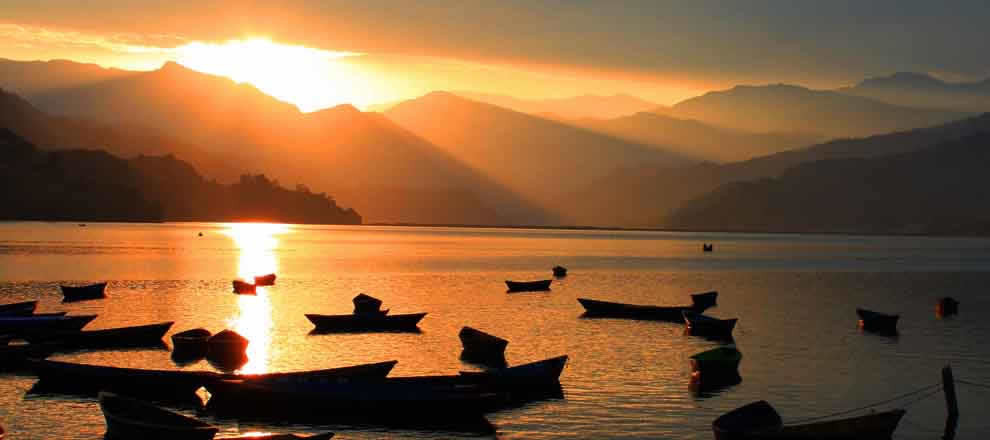 Sich bei romantischen Sonnenuntergängen (wieder) verlieben - am See