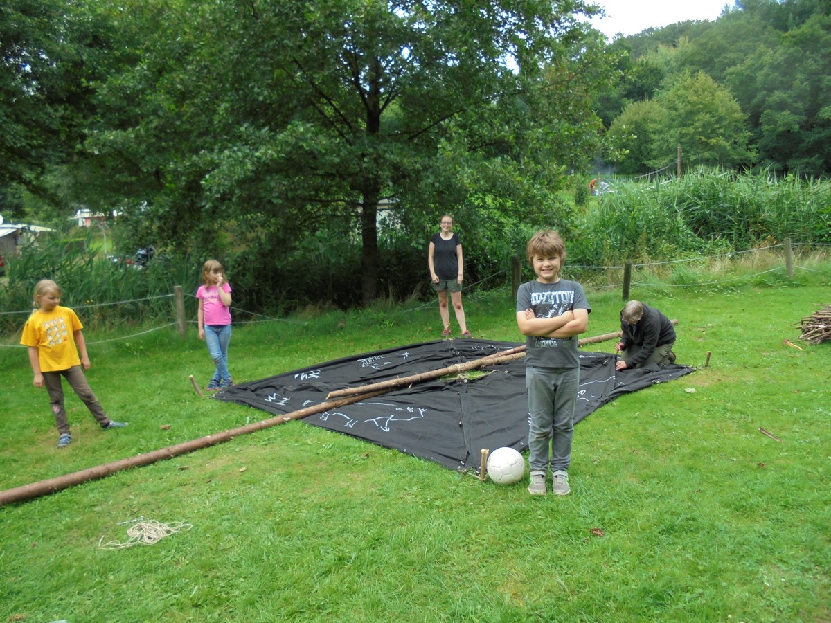 Besuch im Erlebniswald im August 2016: Das Nachtlager wird aufgebaut
