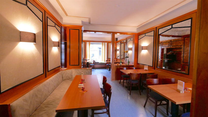 Innenansicht des Café mit Sitzplätzen