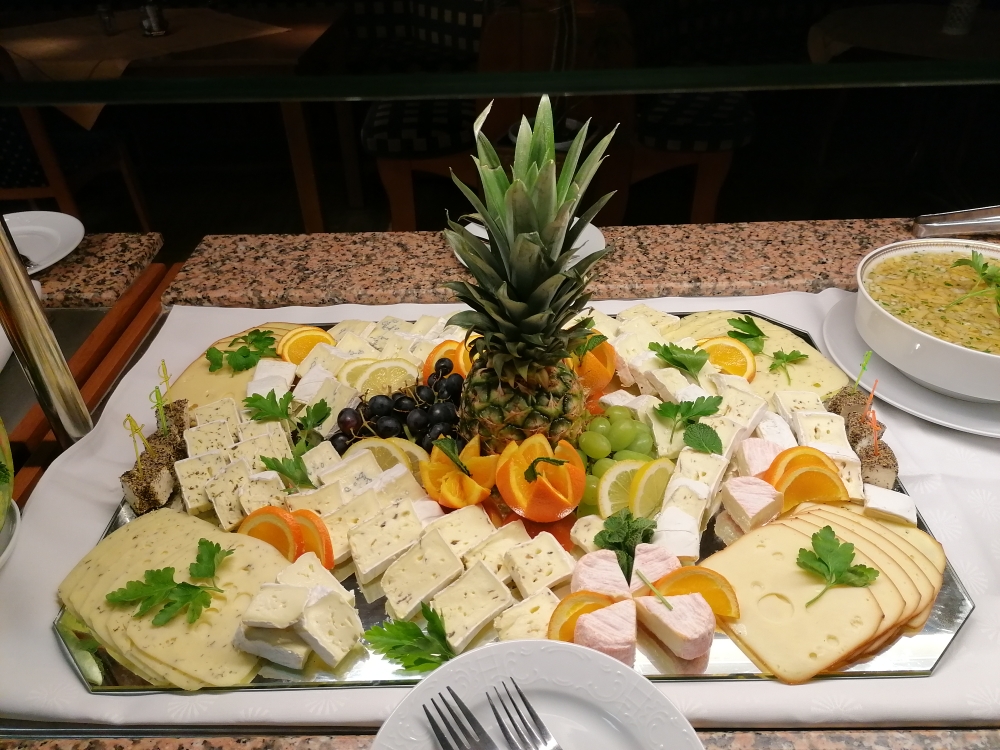 Festlich ausdekorierte Käseplatte 