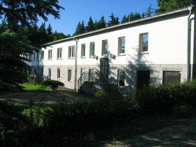 Das Gästehaus II mit Seminarräumen und Grotte von außen