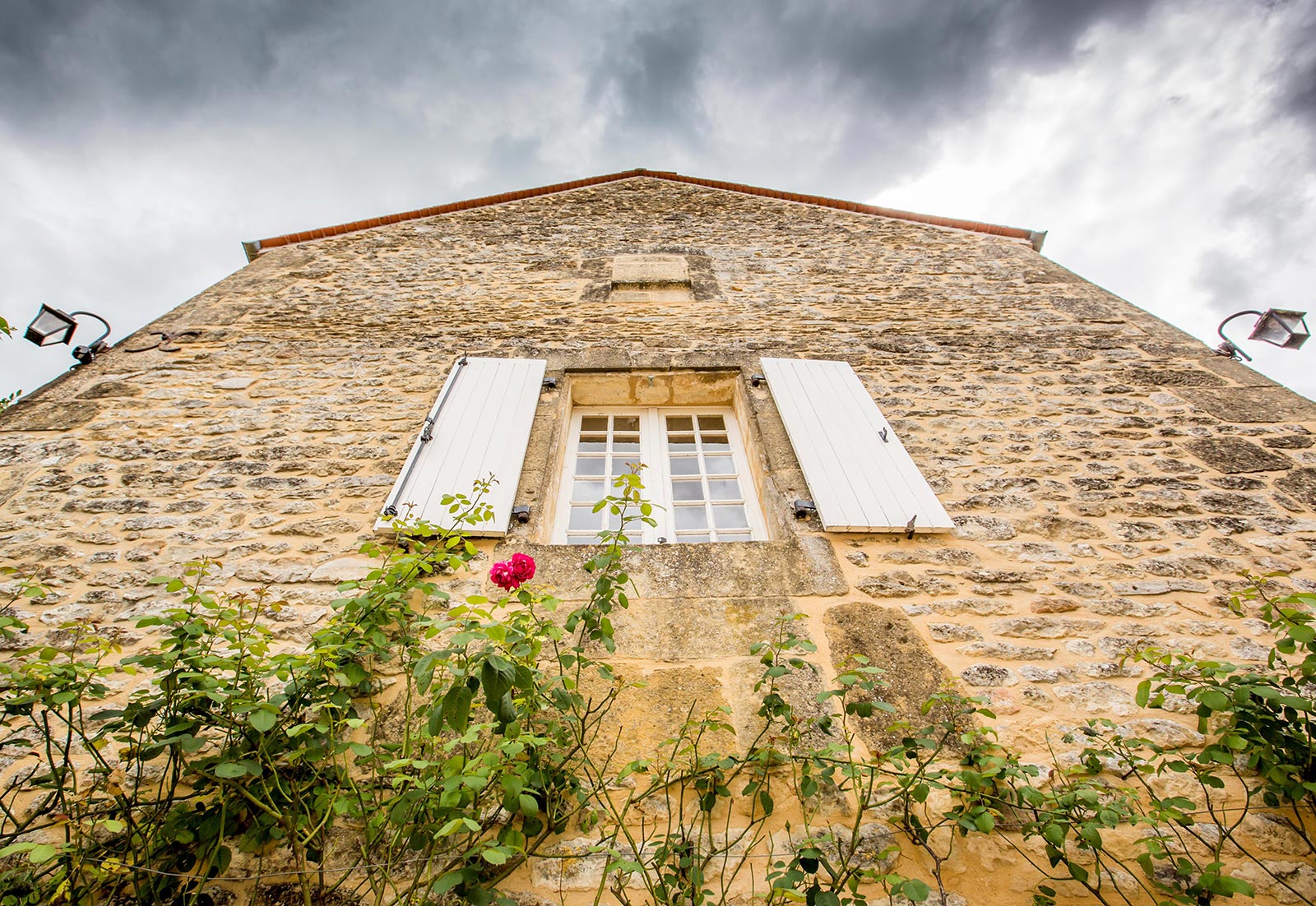 Façade ouest du gîte du domaine de Bardenat en Dordogne
