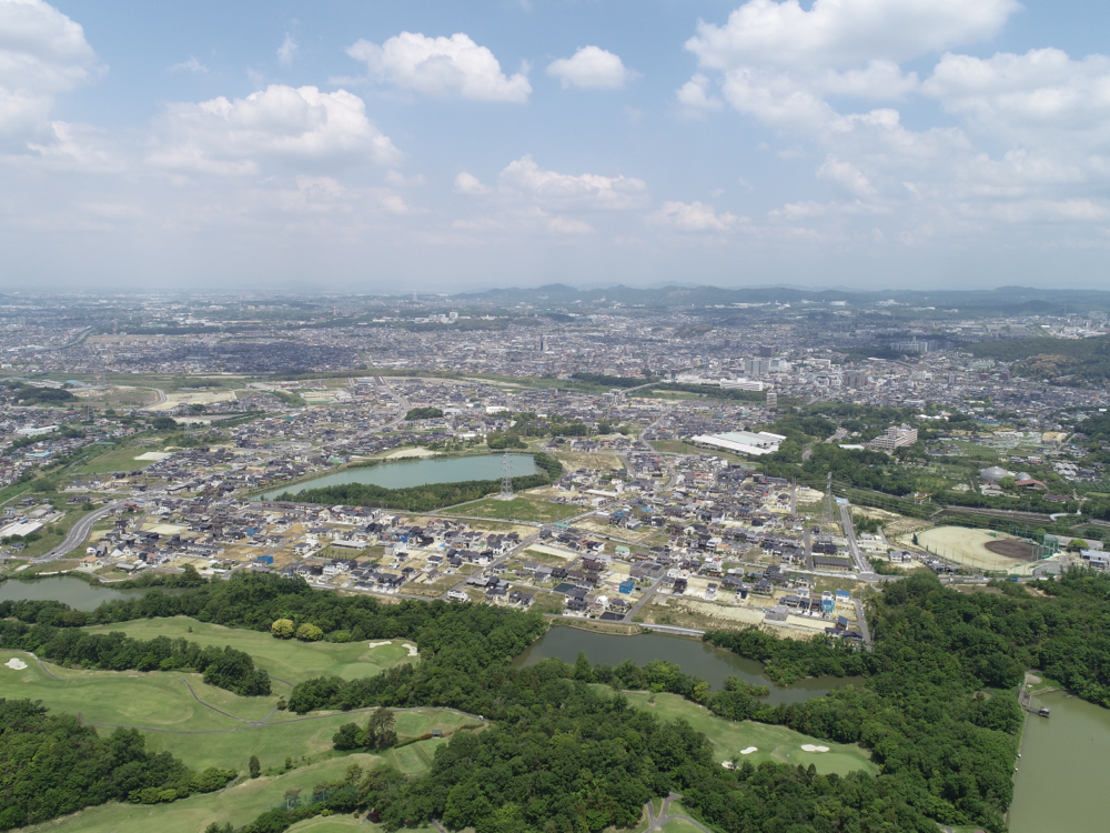 遠方が霞み気味な空撮写真